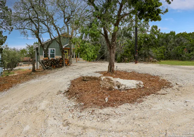 Photo 4 of Single family home for sale at 652 Canyon, Canyon Lake, TX 78133 | MLS# 1893917 | Listing updated on 2025-12-09