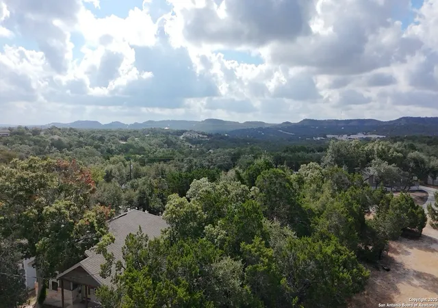 Photo 3 of Single family home for sale at 652 Canyon, Canyon Lake, TX 78133 | MLS# 1893917 | Listing updated on 2025-12-09