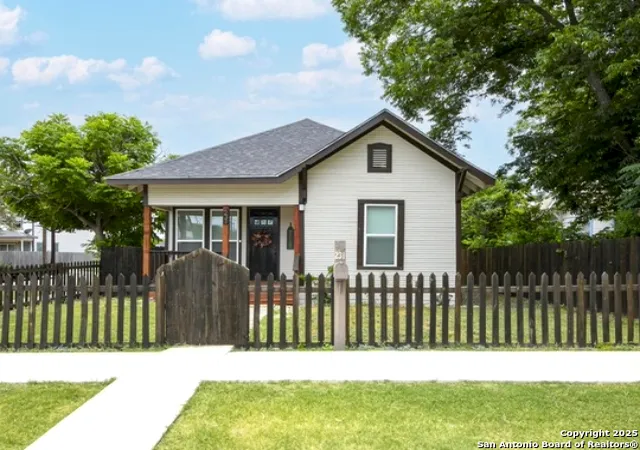 Photo 3 of Single family home for sale at 231 Spruce, San Antonio, TX 78203 | MLS# 1894012 | Listing updated on 2025-09-30