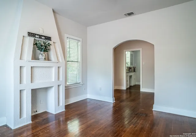 Photo 3 of Sale Pending at 1619 W Ridgewood Ct, San Antonio, TX 78201 | MLS# 1894031 | Listing updated on 2025-09-13