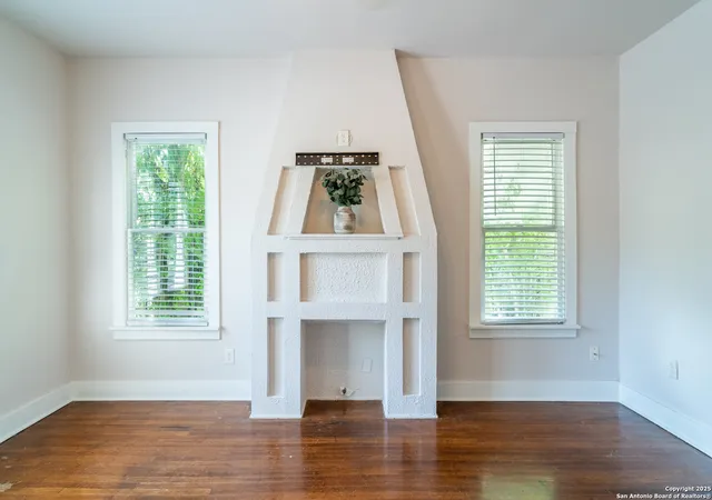 Photo 3 of Sale Pending at 1619 W Ridgewood Ct, San Antonio, TX 78201 | MLS# 1894031 | Listing updated on 2025-09-13