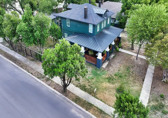 Photo 2 of Single family home for sale at 1104 W Mistletoe, San Antonio, TX 78201 | MLS# 1894093 | Listing updated on 2025-11-18