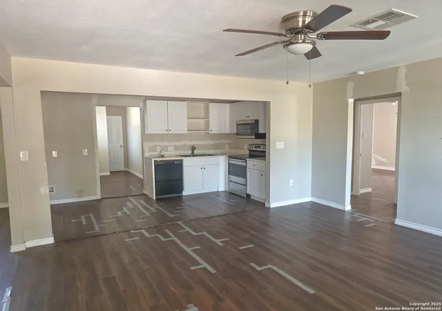 Photo 3 of Sale Pending at 839 Alametos, San Antonio, TX 78212 | MLS# 1894137 | Listing updated on 2025-12-01