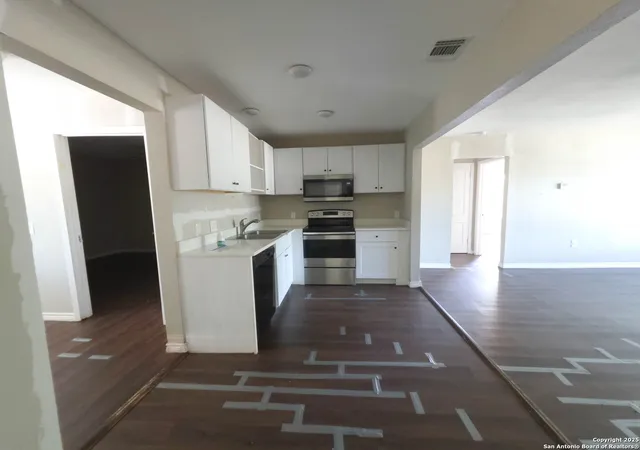Photo 3 of Sale Pending at 839 Alametos, San Antonio, TX 78212 | MLS# 1894137 | Listing updated on 2025-12-01