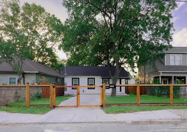 2nd image of 2323 N Elmendorf St, San Antonio, TX 78201 | MLS# 1894385