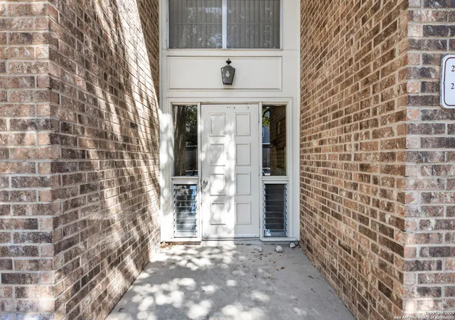 Listing Photo 5 - Condo for sale in building located at 1819 Babcock, San Antonio, TX 78229 - Unit #204