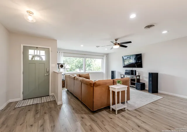Photo 4 of Sale Pending at 207 Meadowood Lane, San Antonio, TX 78216 | MLS# 1894935 | Listing updated on 2025-09-22