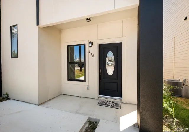 Photo 2 of Single family home for sale at 656 Canyon Circle Dr, Canyon Lake, TX 78133 | MLS# 1895062 | Listing updated on 2025-09-26
