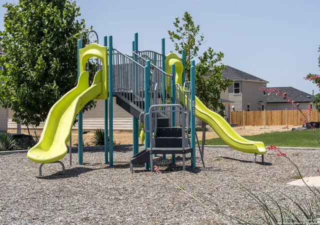 Photo 4 of Sale Pending at 4506 Otra Otra Dr, San Antonio, TX 78222 | MLS# 1895350 | Listing updated on 2025-10-16