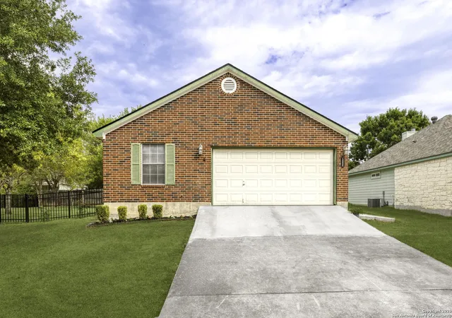 Photo 3 of Single family home for sale at 1132 Mira Loma Lane, San Marcos, TX 78666 | MLS# 1895366 | Listing updated on 2025-09-24
