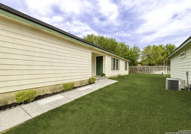 Photo 3 of Single family home for sale at 1132 Mira Loma Lane, San Marcos, TX 78666 | MLS# 1895366 | Listing updated on 2025-09-24