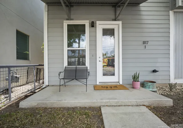 Photo 3 of Sale Pending at 1117 S Presa St #1, San Antonio, TX 78210 | MLS# 1895470 | Listing updated on 2025-12-15