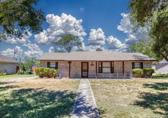Photo 3 of Sale Pending at 112 N Bluebonnet, Uvalde, TX 78801 | MLS# 1895499 | Listing updated on 2025-12-05