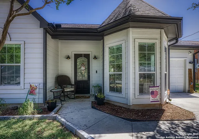 Photo 2 of Single family home for sale at 1408 S 2nd, Floresville, TX 78114 | MLS# 1895617 | Listing updated on 2025-09-06