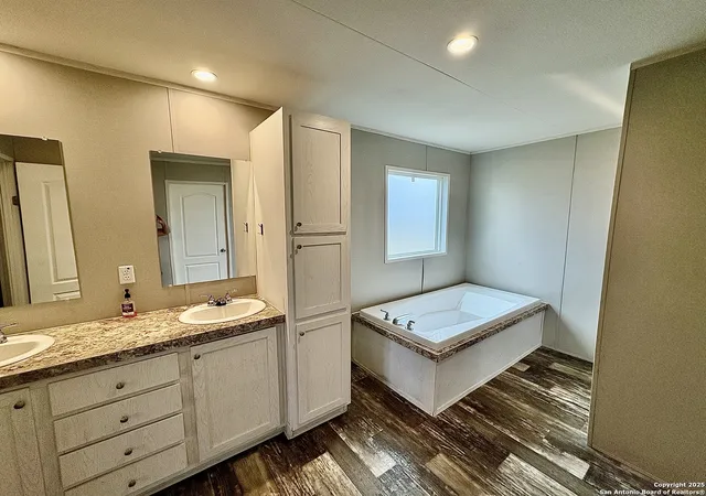 Photo 4 of Manufactured home for sale at 607 Pr 4653, Hondo, TX 78861 | MLS# 1895798 | Listing updated on 2025-09-06