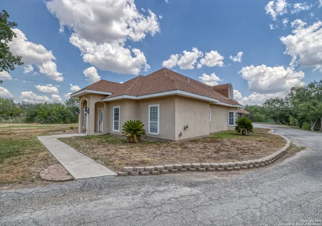 Photo 3 of Single family home for sale at 328 Fair Oaks, Uvalde, TX 78801 | MLS# 1895874 | Listing updated on 2026-03-03