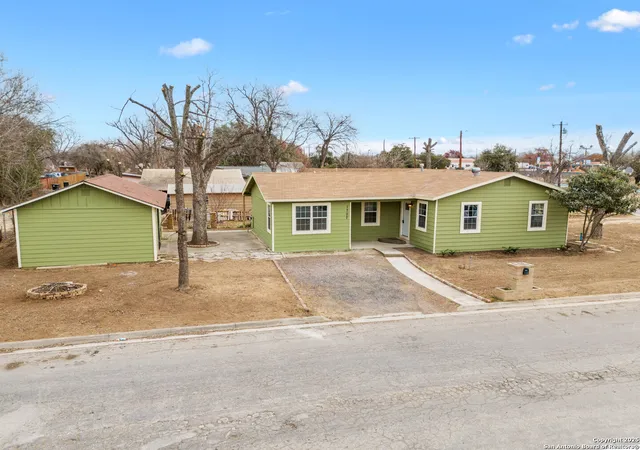 Photo 1 of Single family home for sale at 1707 Avenue U, Hondo, TX 78861 | MLS# 1896550 | Listing updated on 2025-09-08