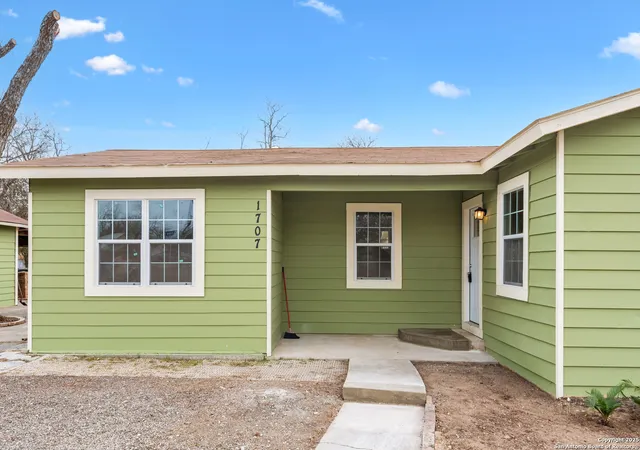 Photo 2 of Single family home for sale at 1707 Avenue U, Hondo, TX 78861 | MLS# 1896550 | Listing updated on 2025-09-08