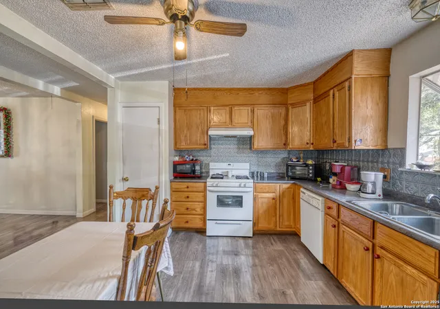 2nd image of 1709 Ave E, Hondo, TX 78861 | MLS# 1896588