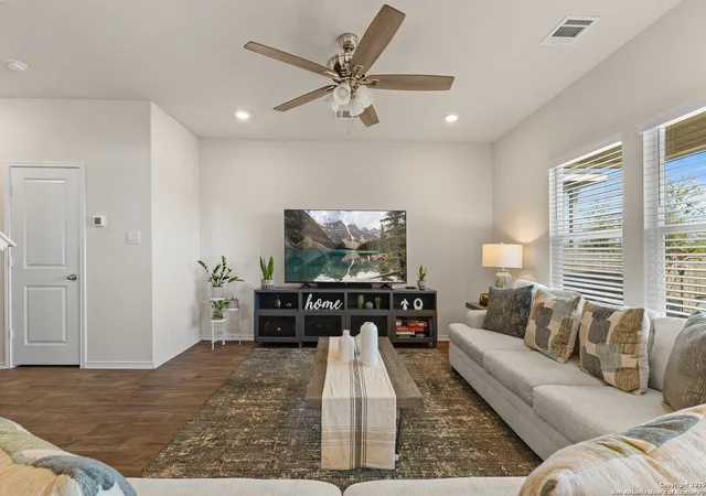 Photo 4 of Single family home for sale at 10618 Neversink Blvd, San Antonio, TX 78252 | MLS# 1896609 | Listing updated on 2025-11-07