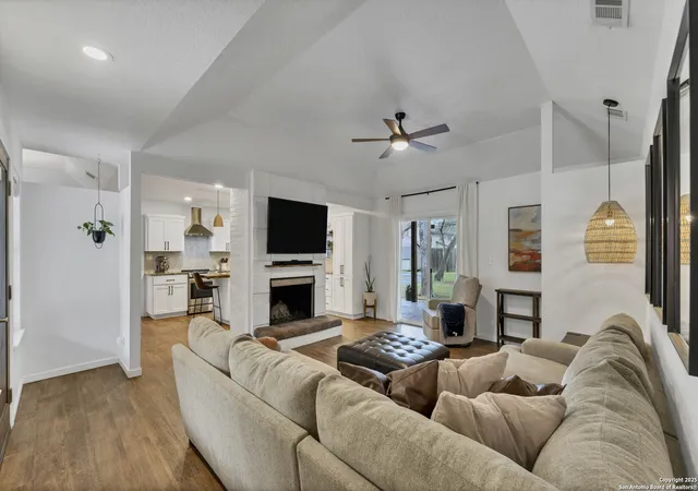 Photo 3 of Sale Pending at 212 Dewberry Cove, Buda, TX 78610 | MLS# 1896642 | Listing updated on 2025-10-01