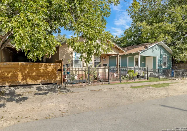 2nd image of 806 N Brazos St, San Antonio, TX 78207 | MLS# 1896704