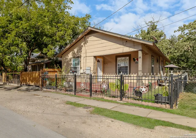 3rd image of 806 N Brazos St, San Antonio, TX 78207 | MLS# 1896704