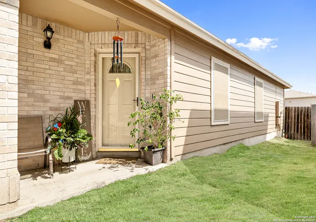 Photo 4 of Sale Pending at 7814 Artesian Farm, San Antonio, TX 78239 | MLS# 1896803 | Listing updated on 2025-10-13