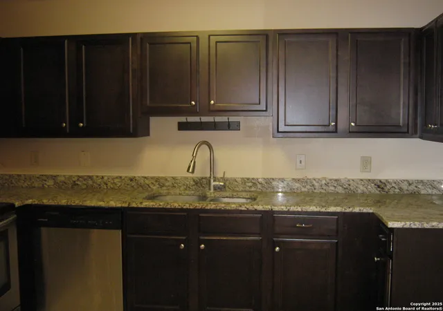Listing Photo 5 - Condo for sale in building located at 4119 Medical Dr, San Antonio, TX 78229 - Unit #D101