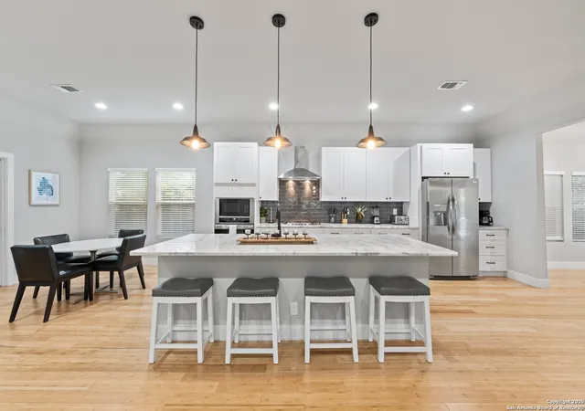 Photo 1 of Sale Pending at 422 E Woodlawn Ave, San Antonio, TX 78212 | MLS# 1897043 | Listing updated on 2026-05-08