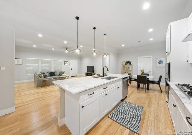 Photo 2 of Sale Pending at 422 E Woodlawn Ave, San Antonio, TX 78212 | MLS# 1897043 | Listing updated on 2026-05-08