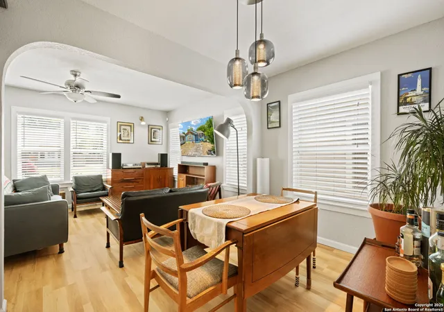 Photo 3 of Sale Pending at 827 W Lynwood Ave, San Antonio, TX 78212 | MLS# 1897101 | Listing updated on 2025-10-18