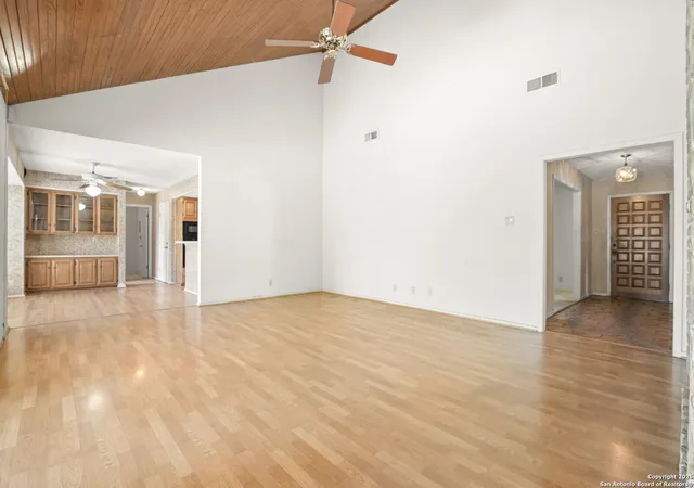Photo 4 of Sale Pending at 2927 Low Oak St, San Antonio, TX 78232 | MLS# 1897420 | Listing updated on 2025-09-26