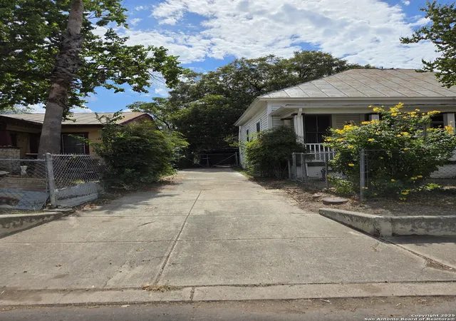 Photo 3 of Sale Pending at 238 Keller St, San Antonio, TX 78204 | MLS# 1897629 | Listing updated on 2025-12-26