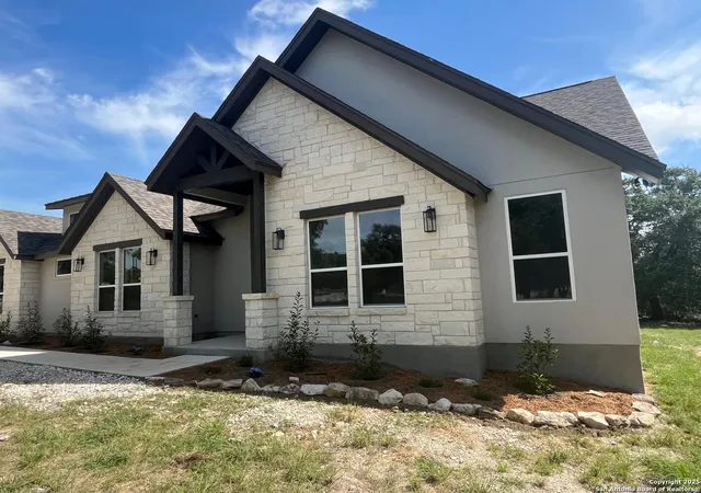 Photo 1 of Single family home for sale at 860 Rayner Ranch Blvd, Spring Branch, TX 78070 | MLS# 1897884 | Listing updated on 2025-12-18