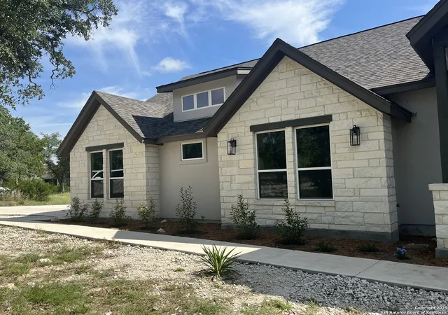 Photo 1 of Single family home for sale at 860 Rayner Ranch Blvd, Spring Branch, TX 78070 | MLS# 1897884 | Listing updated on 2025-12-18
