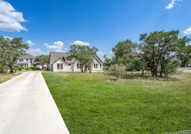 Photo 4 of Single family home for sale at 860 Rayner Ranch Blvd, Spring Branch, TX 78070 | MLS# 1897884 | Listing updated on 2025-12-18