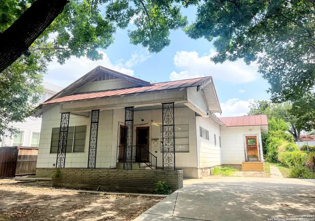 Photo 3 of Sale Pending at 732 E Guenther St, San Antonio, TX 78210 | MLS# 1898022 | Listing updated on 2025-11-14