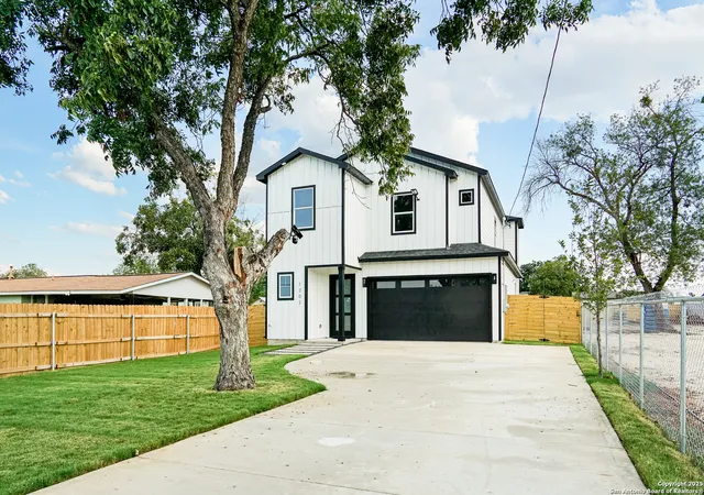 Photo 4 of Sale Pending at 1202 W Villaret, San Antonio, TX 78224 | MLS# 1898221 | Listing updated on 2025-10-16