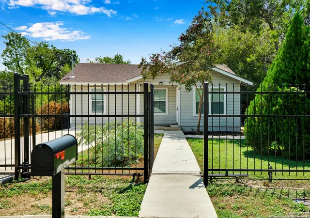 Photo 3 of Sale Pending at 334 Continental, San Antonio, TX 78228 | MLS# 1898233 | Listing updated on 2025-10-14
