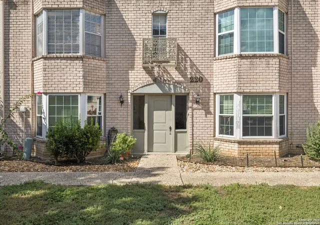 Listing Photo 4 - Condo for sale in building located at 102 Ruelle Ln, San Antonio, TX 78209 - Unit #220-B