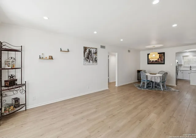 Listing Photo 5 - Condo for sale in building located at 102 Ruelle Ln, San Antonio, TX 78209 - Unit #220-B