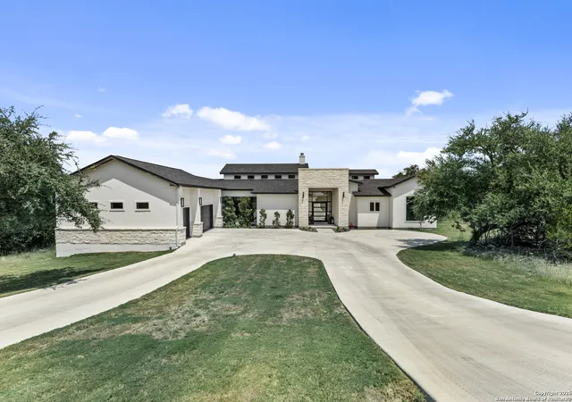 Photo 2 of Sale Pending at 318 Upland Ct, Canyon Lake, TX 78133 | MLS# 1898455 | Listing updated on 2025-10-06
