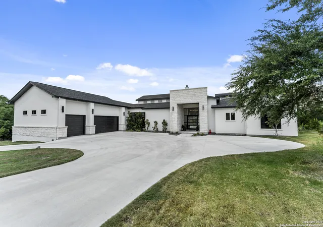 Photo 1 of Sale Pending at 318 Upland Ct, Canyon Lake, TX 78133 | MLS# 1898455 | Listing updated on 2025-10-06