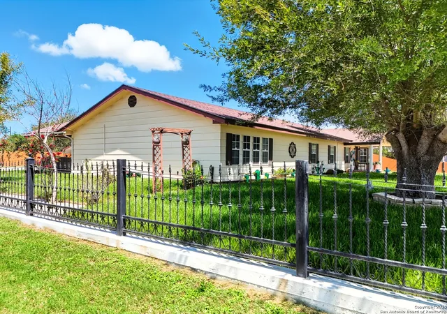 Photo 2 of Single family home for sale at 705 Starr, Crystal City, TX 78839 | MLS# 1898537 | Listing updated on 2026-02-26