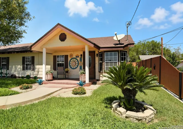 Photo 3 of Single family home for sale at 705 Starr, Crystal City, TX 78839 | MLS# 1898537 | Listing updated on 2026-02-26