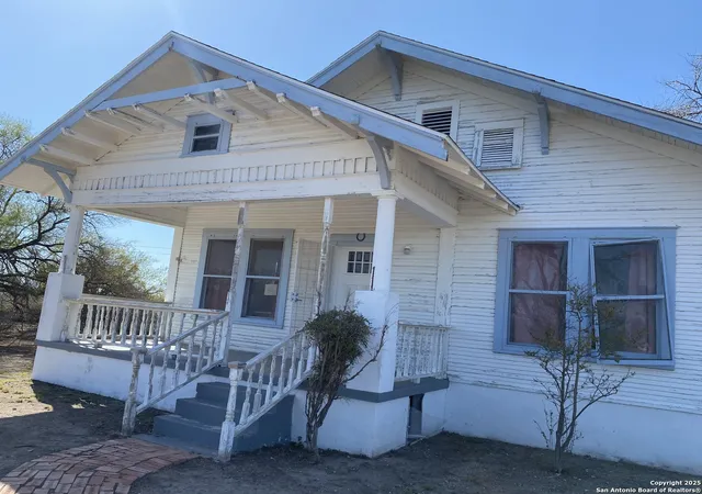 Photo 2 of Single family home for sale at 100 Hillcrest Rd, Del Rio, TX 78840 | MLS# 1898543 | Listing updated on 2025-10-27