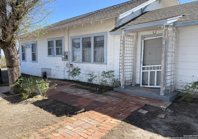 Photo 1 of Single family home for sale at 100 Hillcrest Rd, Del Rio, TX 78840 | MLS# 1898543 | Listing updated on 2025-10-27