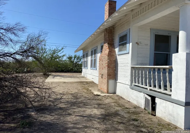 Photo 3 of Single family home for sale at 100 Hillcrest Rd, Del Rio, TX 78840 | MLS# 1898543 | Listing updated on 2025-10-27