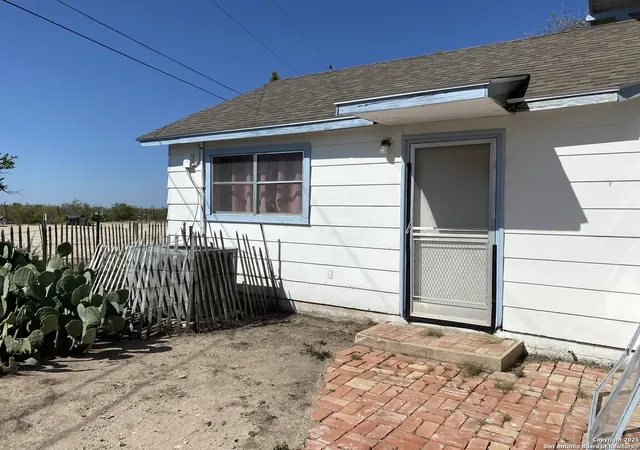 Photo 3 of Single family home for sale at 100 Hillcrest Rd, Del Rio, TX 78840 | MLS# 1898543 | Listing updated on 2025-10-27